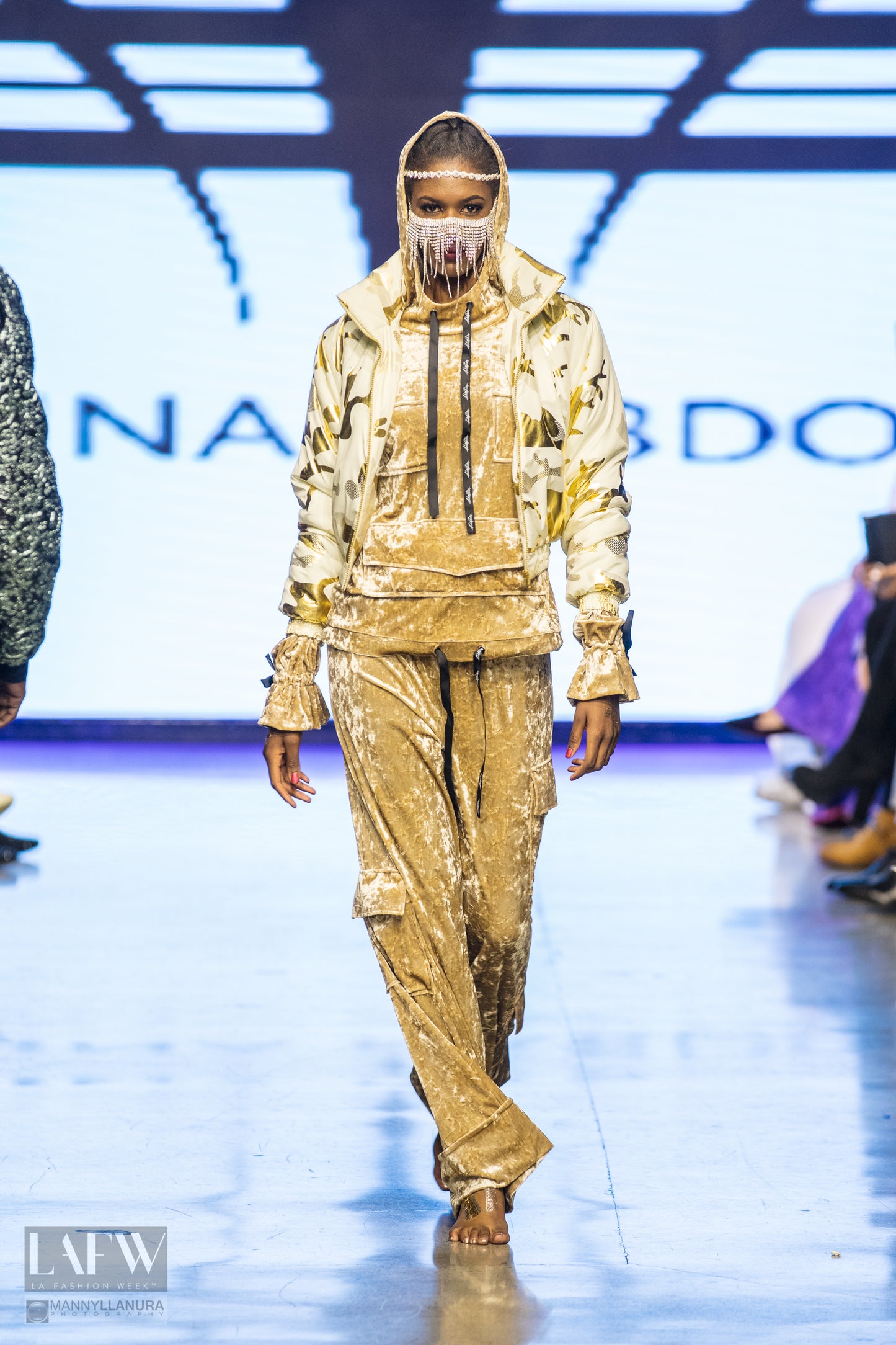 LOOK XVI